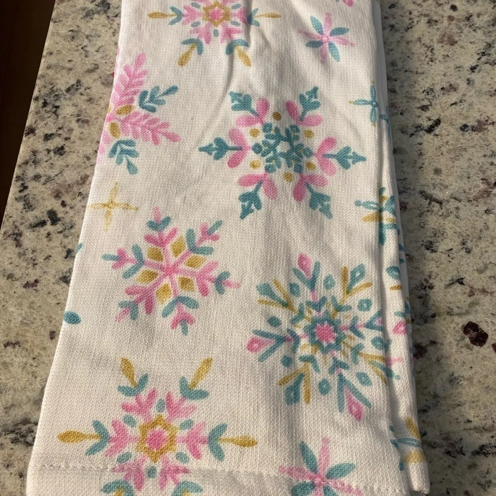 NWT BEBE HOLIDAY MULTICOLORED SNOWFLAKE 2 PACK KITCHEN TOWELS